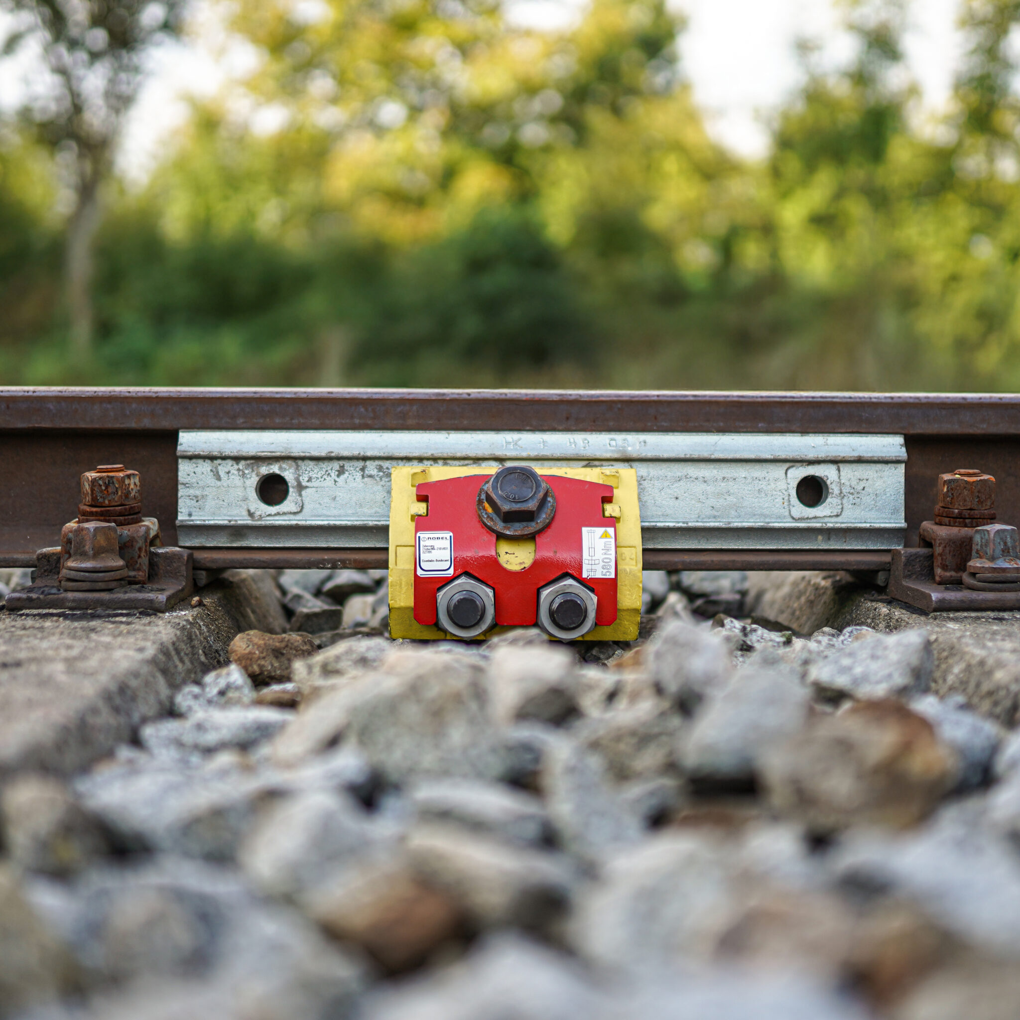 For a positive and secure connection
of two rail ends.
At insulated joints, fractured rails and
detected rail defects, from prevention
to repair. Used worldwide.