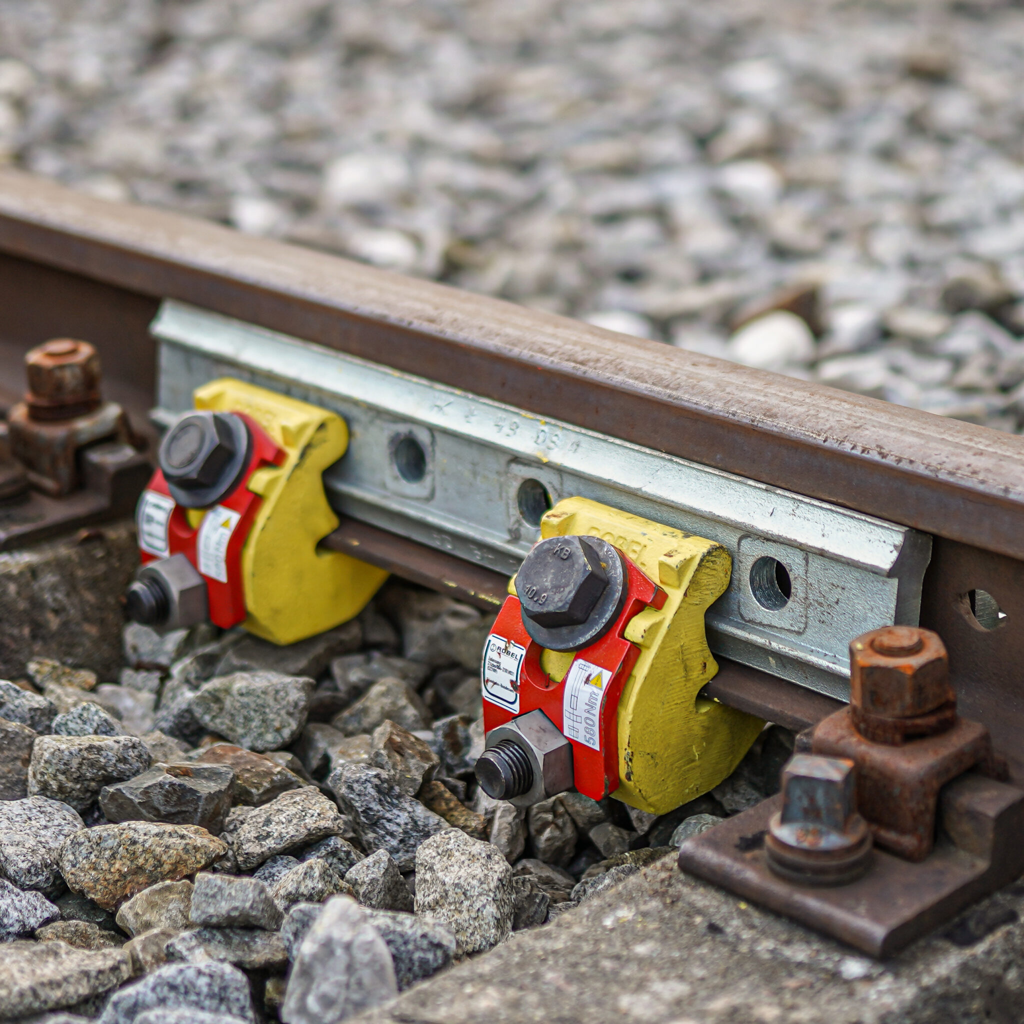 For a positive and secure connection
of two rail ends.
At insulated joints, fractured rails and
detected rail defects, from prevention
to repair. Used worldwide.