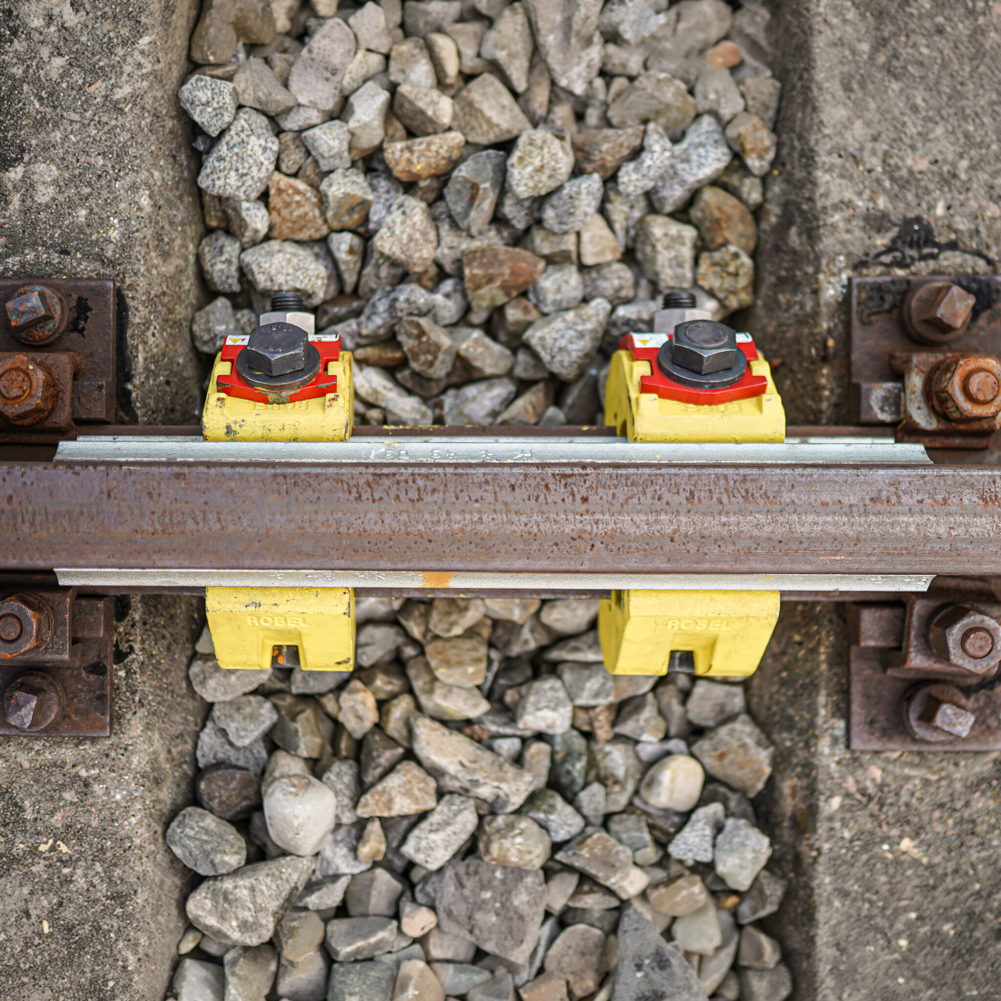 For a positive and secure connection
of two rail ends.
At insulated joints, fractured rails and
detected rail defects, from prevention
to repair. Used worldwide.